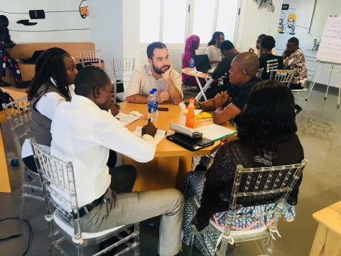  ICFJ Knight Fellow Jacopo Ottaviani develops story ideas with Nigerian journalists.
