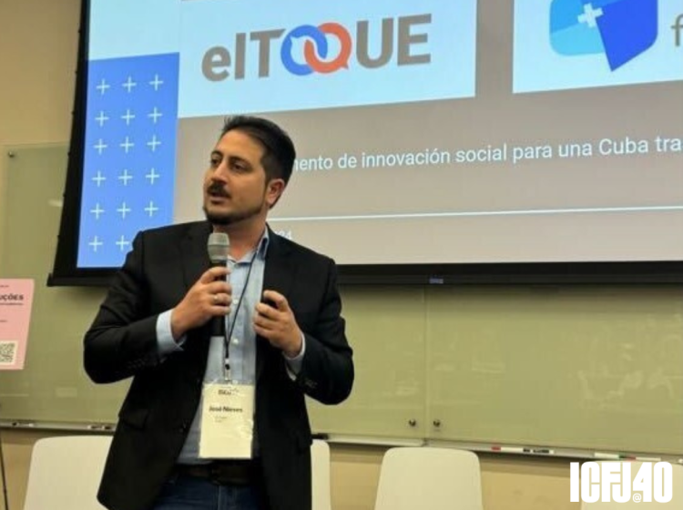A photo of José J. Nieves presenting in front of a projector.