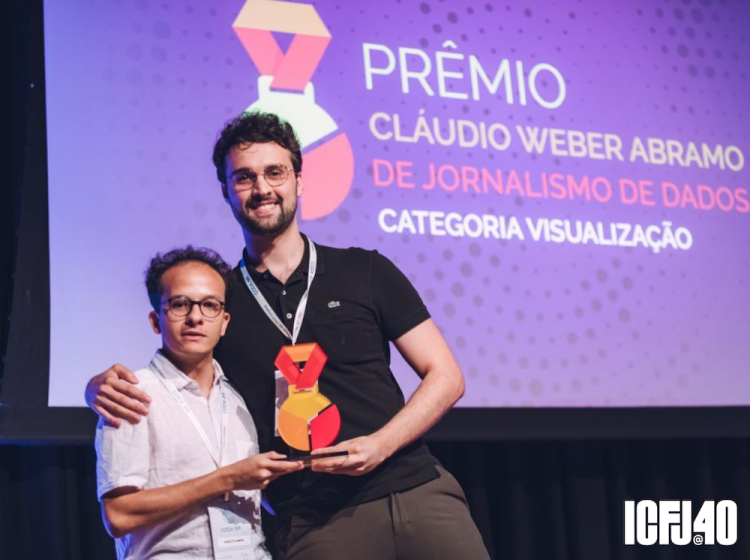 A photograph of Gabriel Zanlorenssi accepting a trophy with another man.