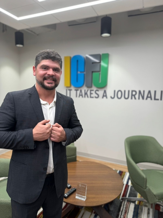 A photo of Daniel Nardin in the ICFJ office.