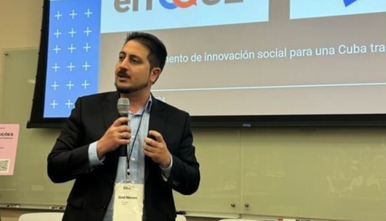 A photo of José J. Nieves giving a presentation in front of a projector.